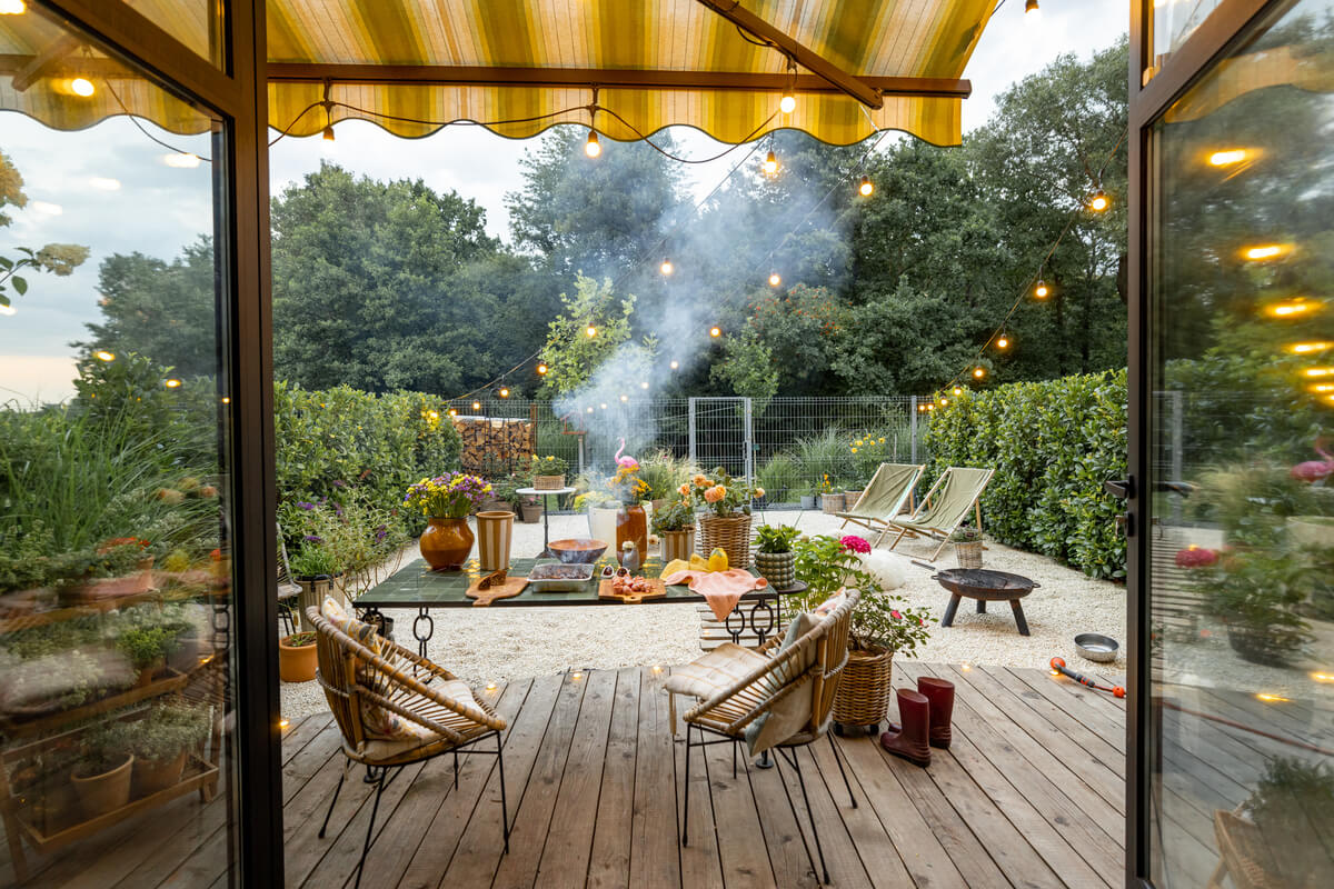 atmospheric-and-cozy-garden-with-dining-place-at-d-MNUEZJB.jpg